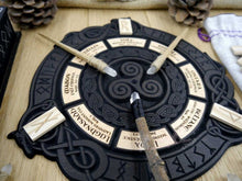 將圖片載入圖庫檢視器 进口年度年轮Norse runes Triskelion Wiccan祭坛Solstice历法
