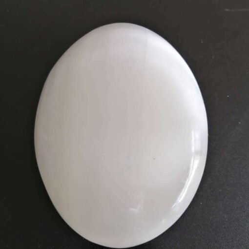 能量晶石收藏~销售天然透石膏掌心石 亚硝酸盐椭圆形 把玩摆件：圖片 2