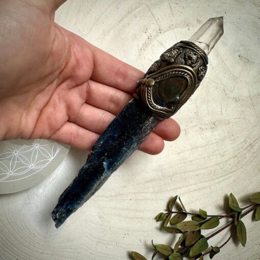 蓝色蓝晶石带利莫里亚籽石英埃塞俄比亚黑色蛋白石晶体和黄铁矿水晶权杖
